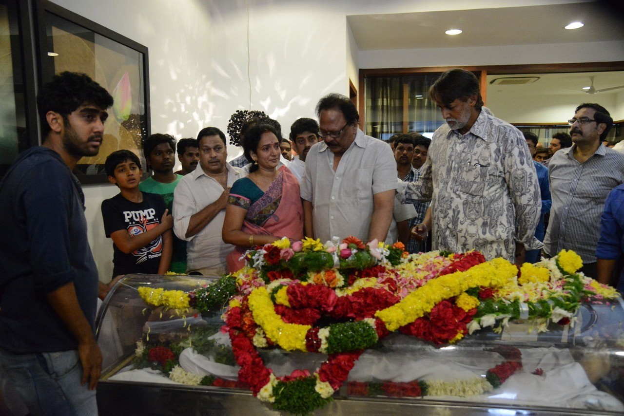 D Ramanaidu Condolences Photos 04 - 50 / 82 photos