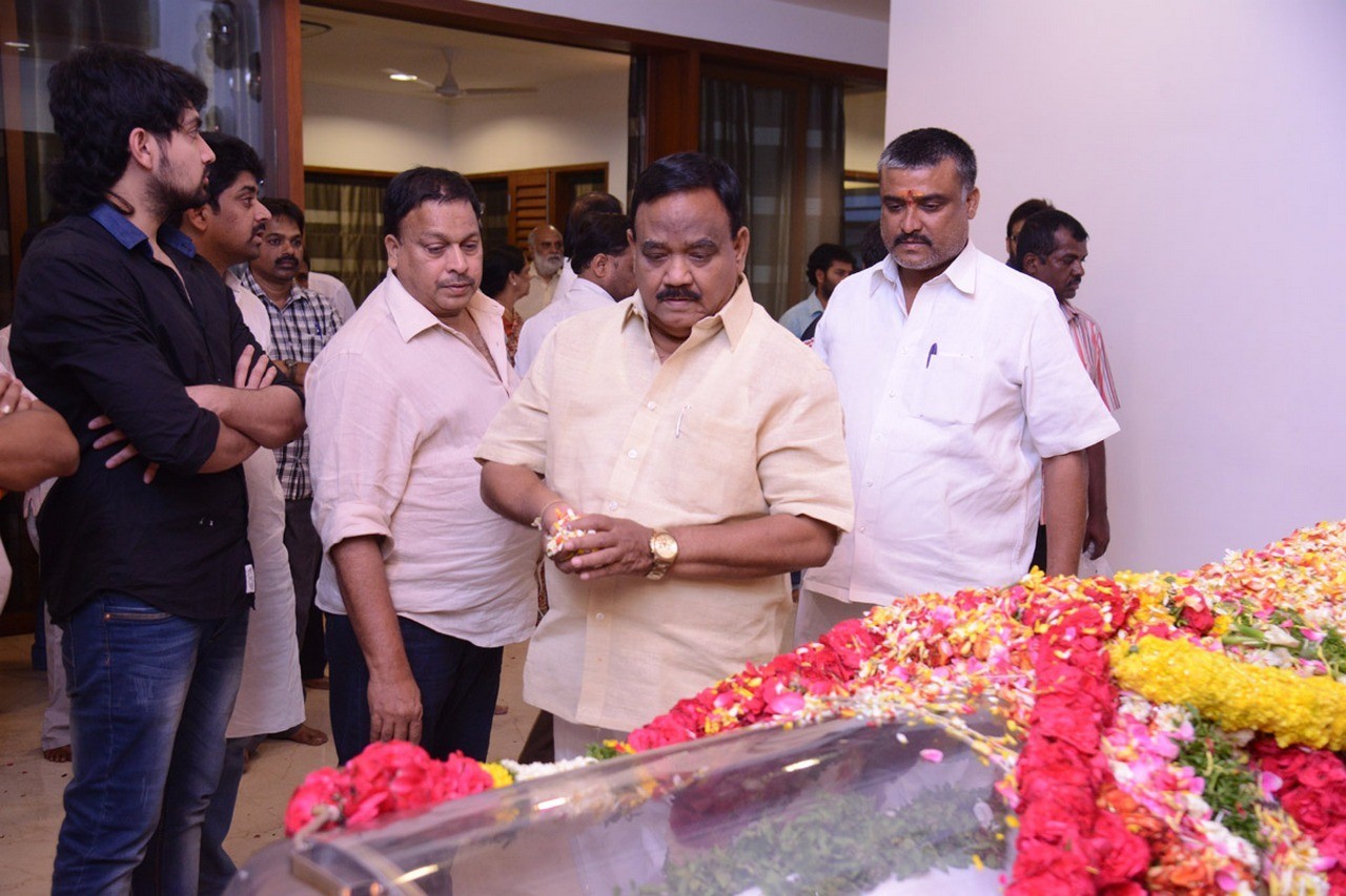 D Ramanaidu Condolences Photos 05 - 26 / 164 photos