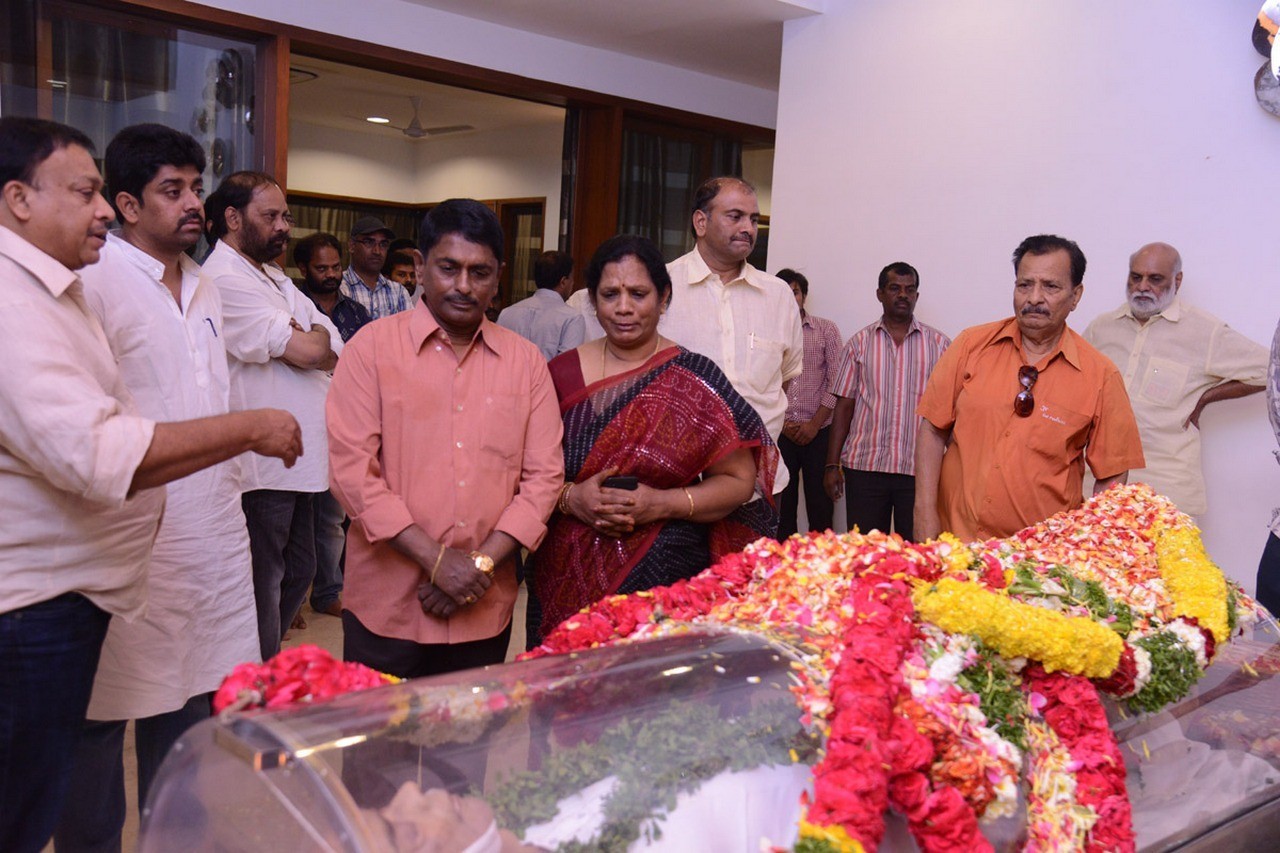 D Ramanaidu Condolences Photos 05 - 37 / 164 photos