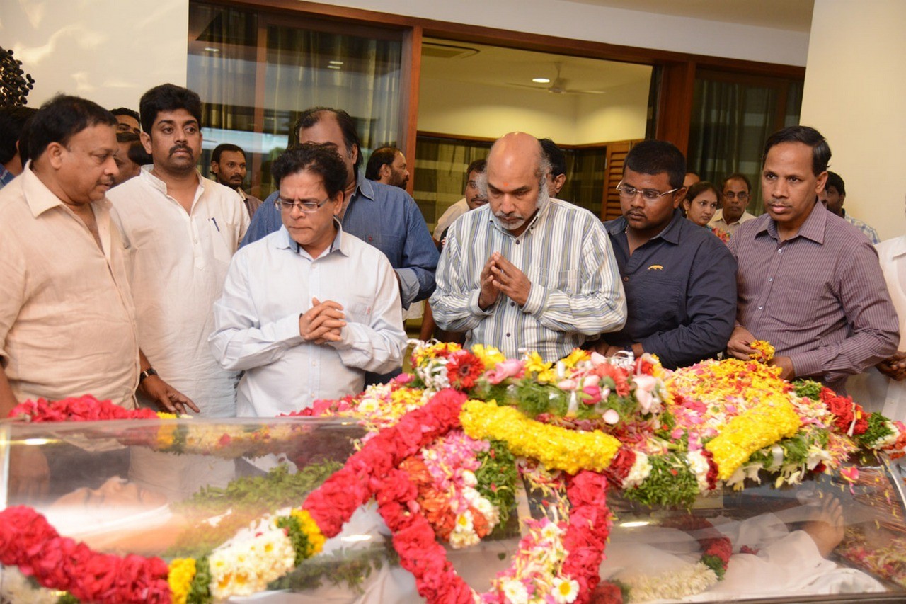 D Ramanaidu Condolences Photos 05 - 76 / 164 photos