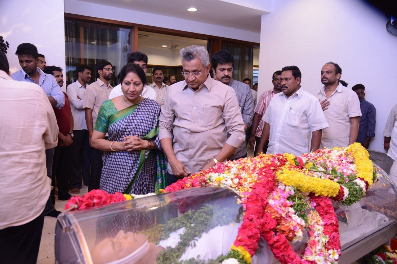 D Ramanaidu Condolences Photos 05 - 101 / 164 photos