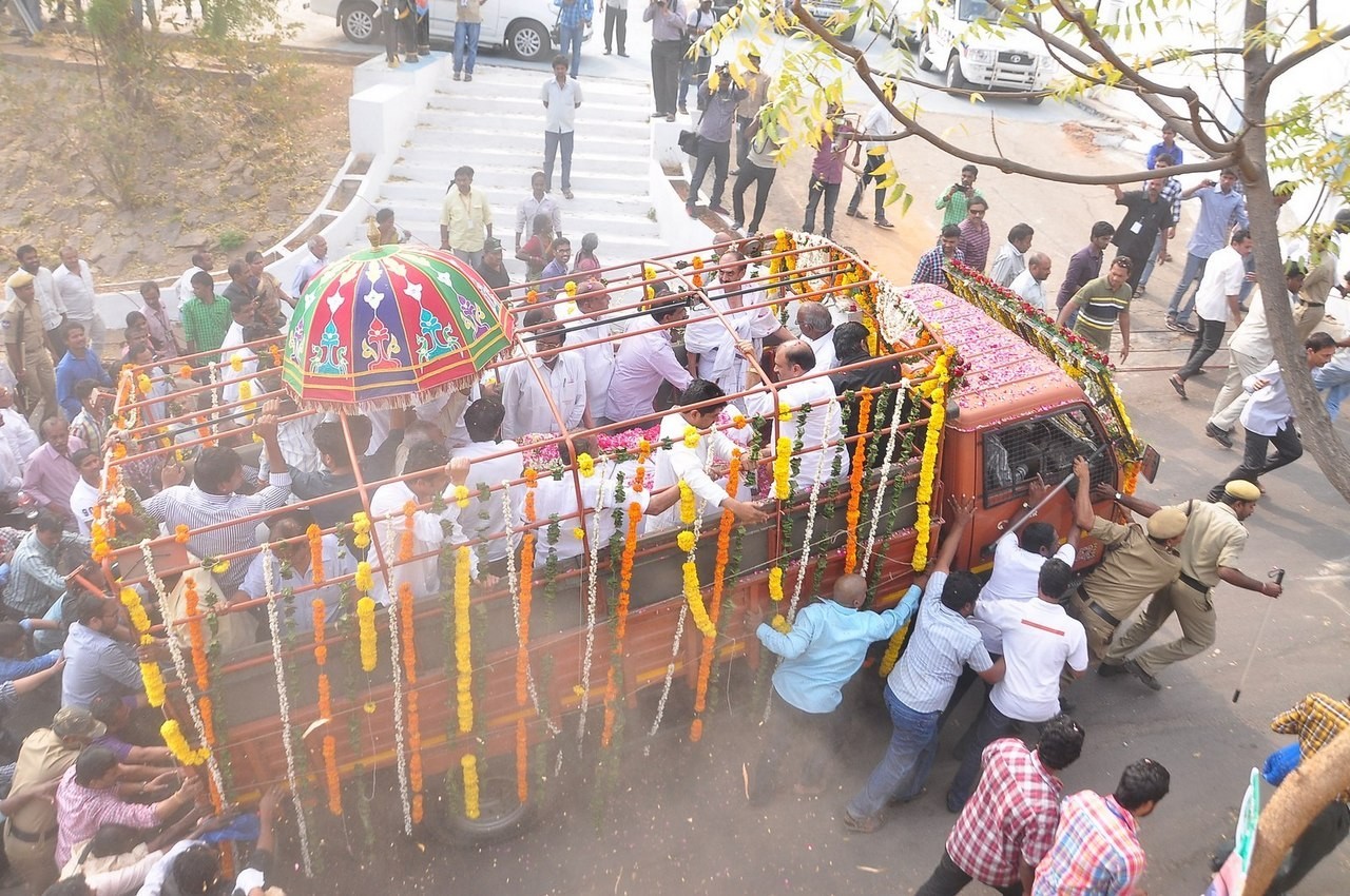 D Ramanaidu Funeral Ceremony - 24 / 326 photos