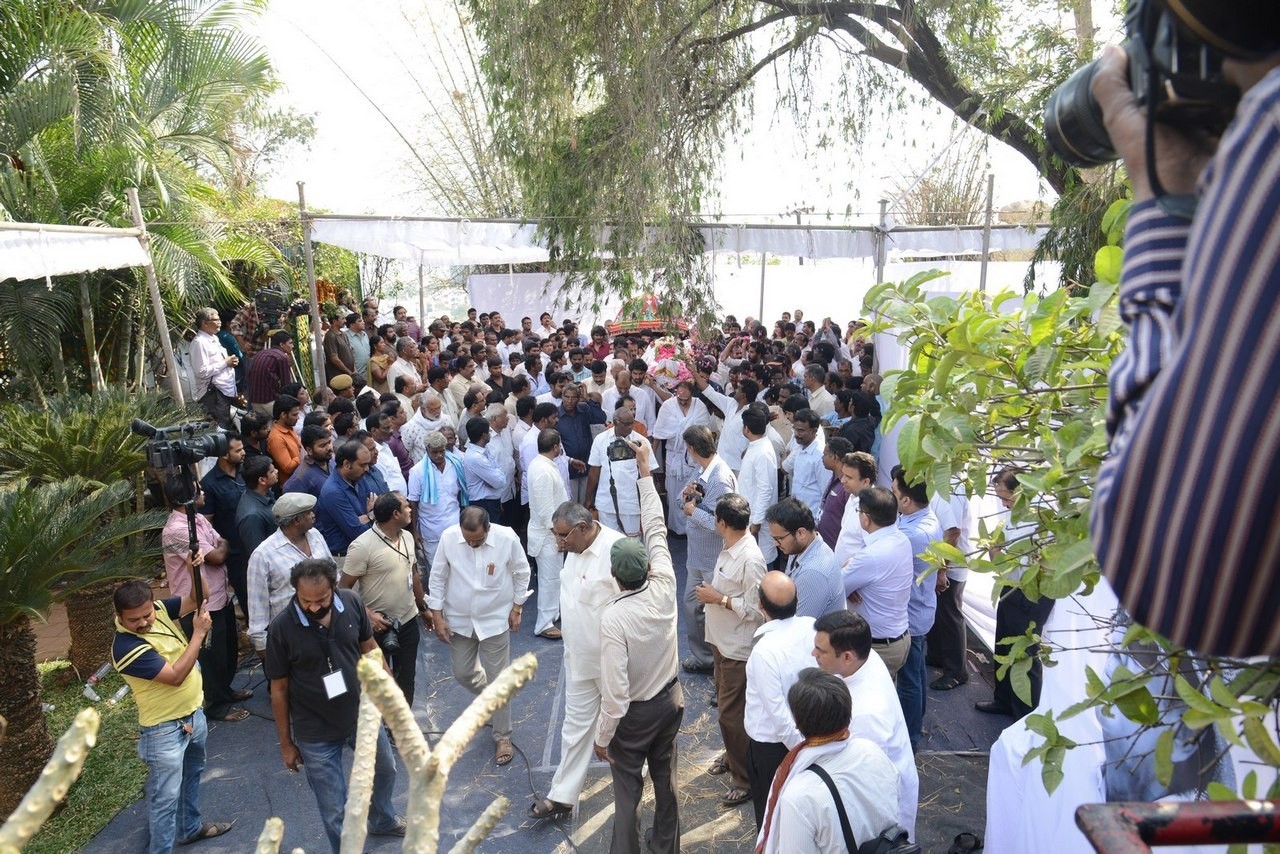 D Ramanaidu Funeral Ceremony - 324 / 326 photos