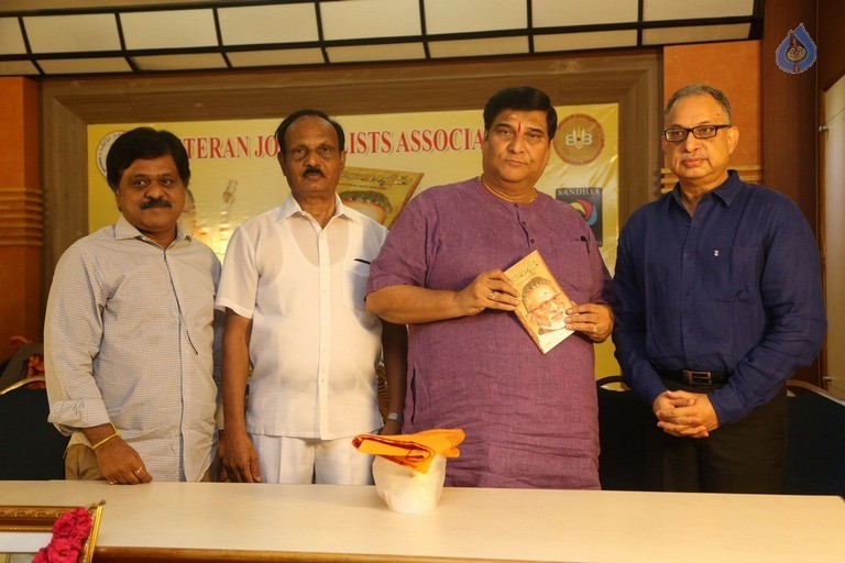 Dasara Bullodu Book Launch - 14 / 30 photos