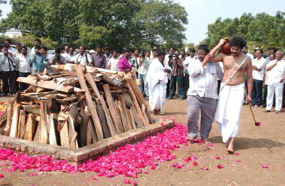 Dasari Padma Funeral Photos - 34 / 61 photos