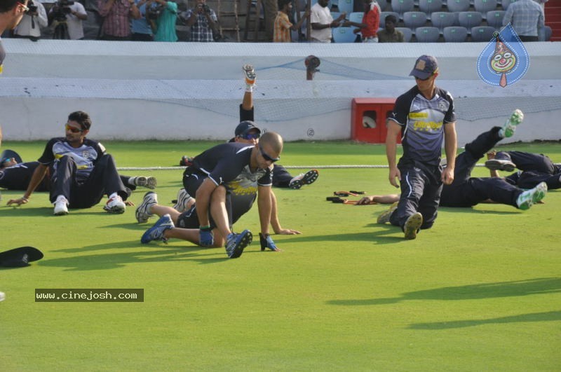 Deccan Chargers Practicing Photos - 14 / 100 photos