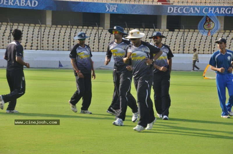 Deccan Chargers Practicing Photos - 25 / 100 photos