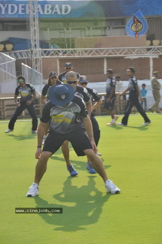 Deccan Chargers Practicing Photos - 34 / 100 photos