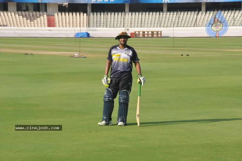 Deccan Chargers Practicing Photos - 95 / 100 photos