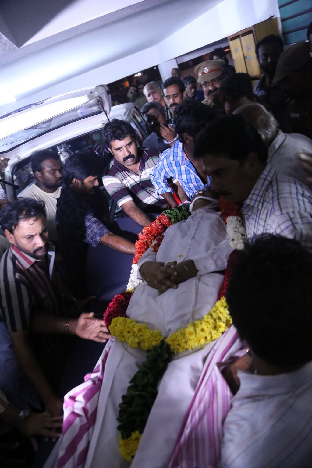 Director K Balachander Condolences Photos - 43 / 81 photos