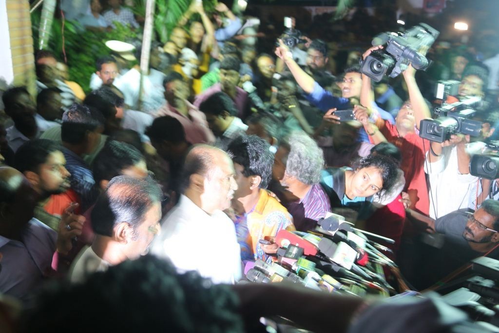 Director K Balachander Condolences Photos - 59 / 81 photos