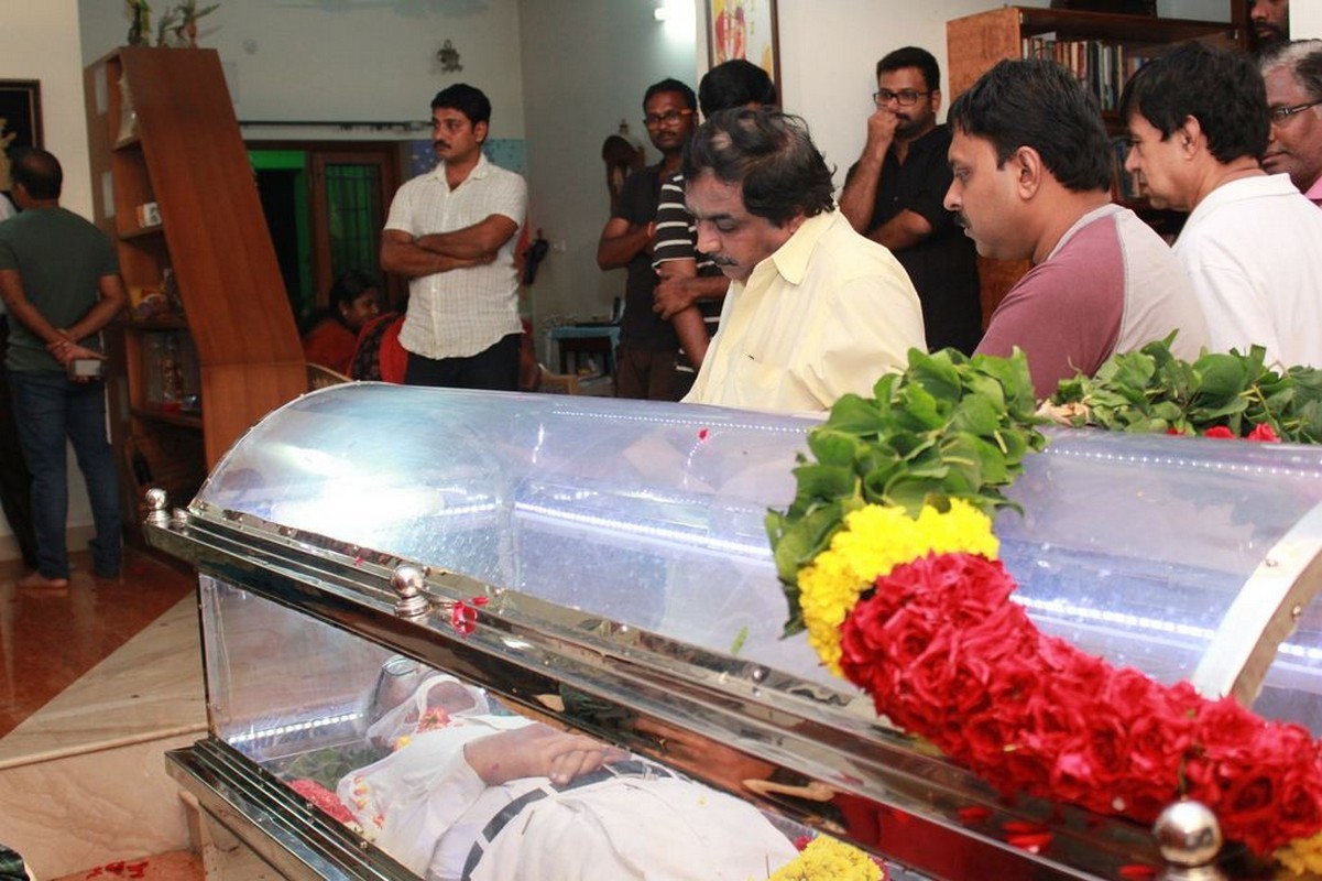 Director K Balachander Condolences Photos - 100 / 255 photos