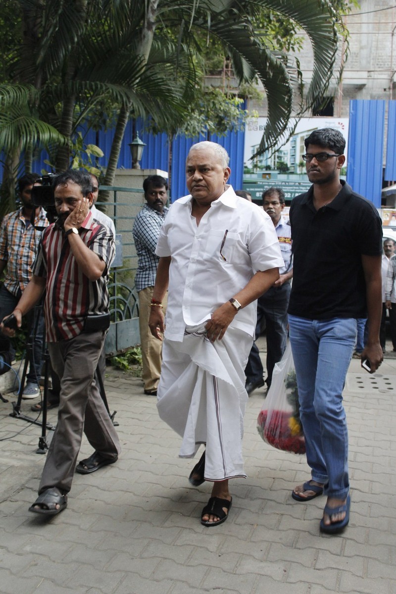 Director K Balachander Condolences Photos - 119 / 255 photos