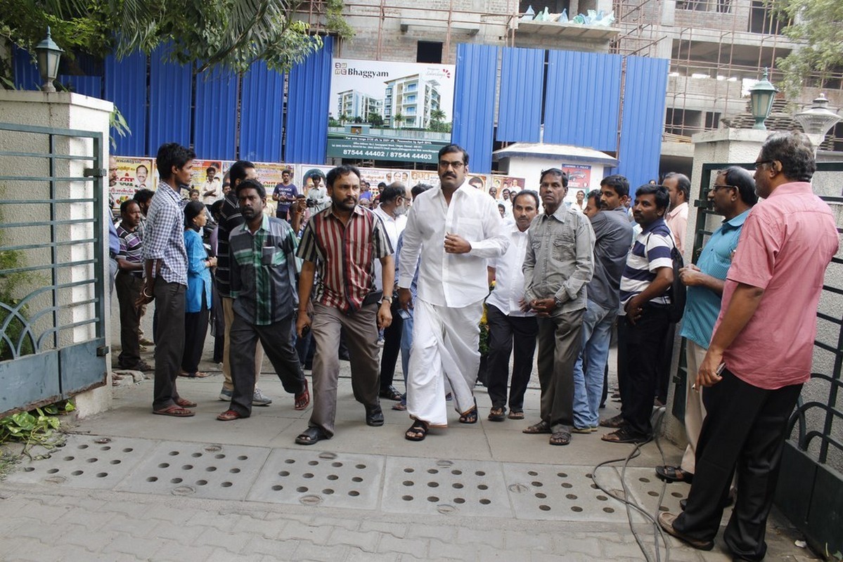 Director K Balachander Condolences Photos - 134 / 255 photos
