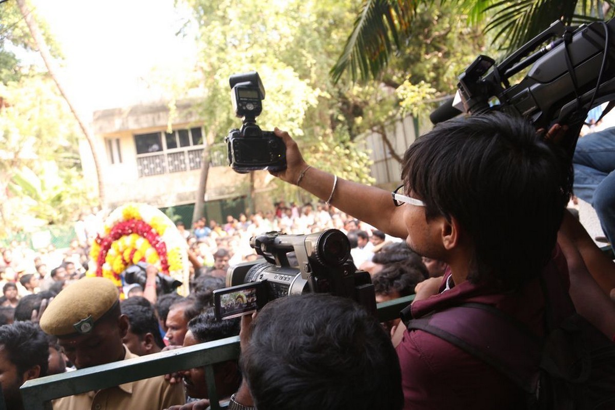 Director K Balachander Condolences Photos - 181 / 255 photos