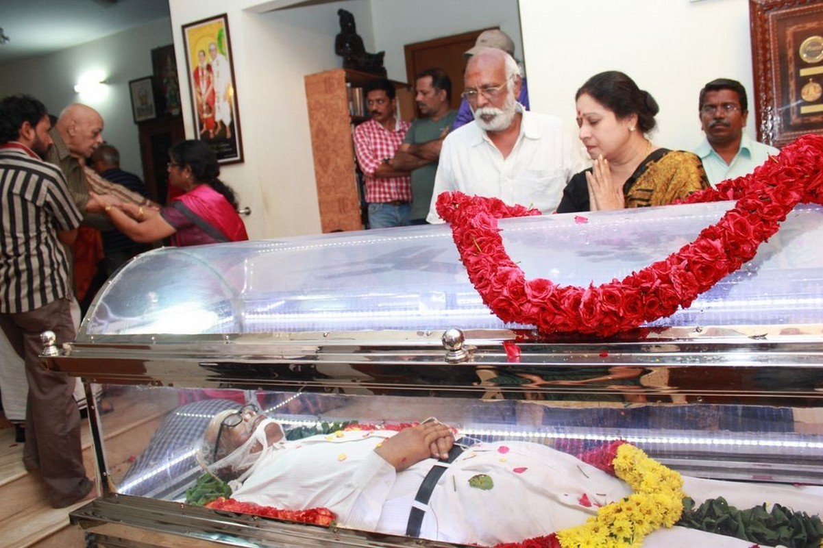 Director K Balachander Condolences Photos - 194 / 255 photos