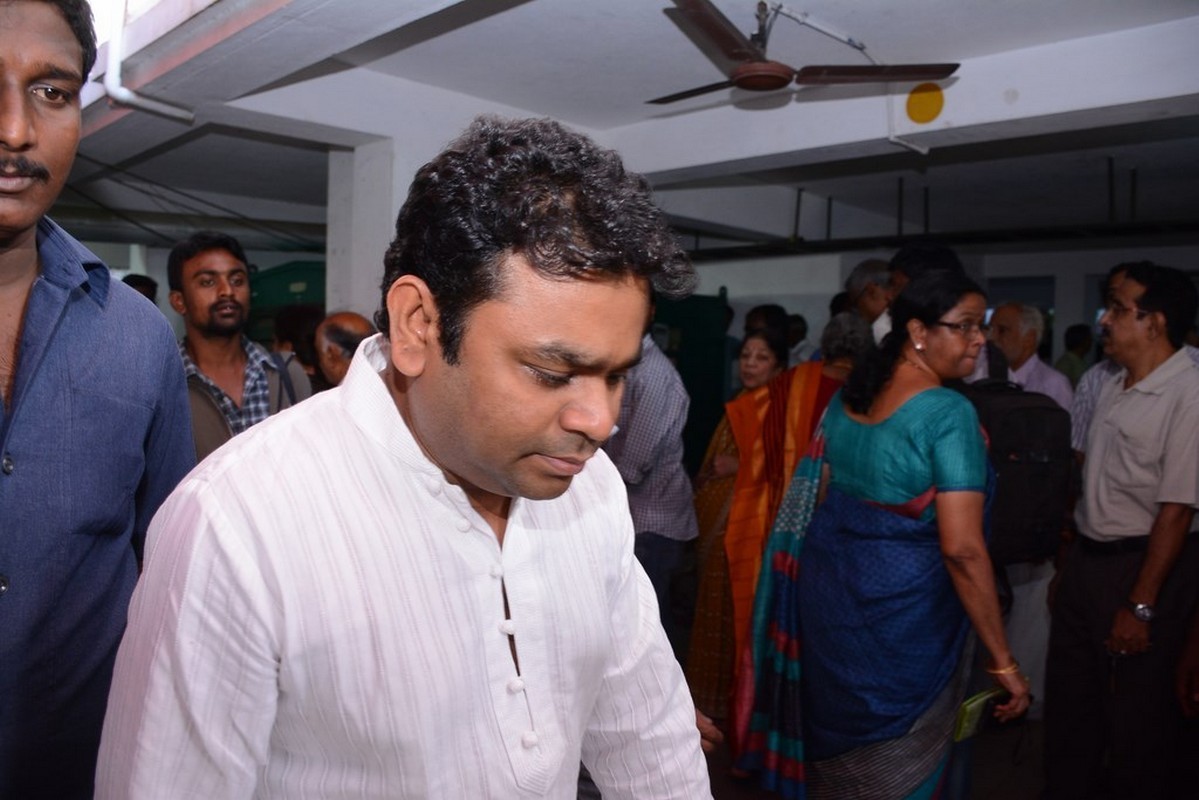 Director K Balachander Condolences Photos - 205 / 255 photos