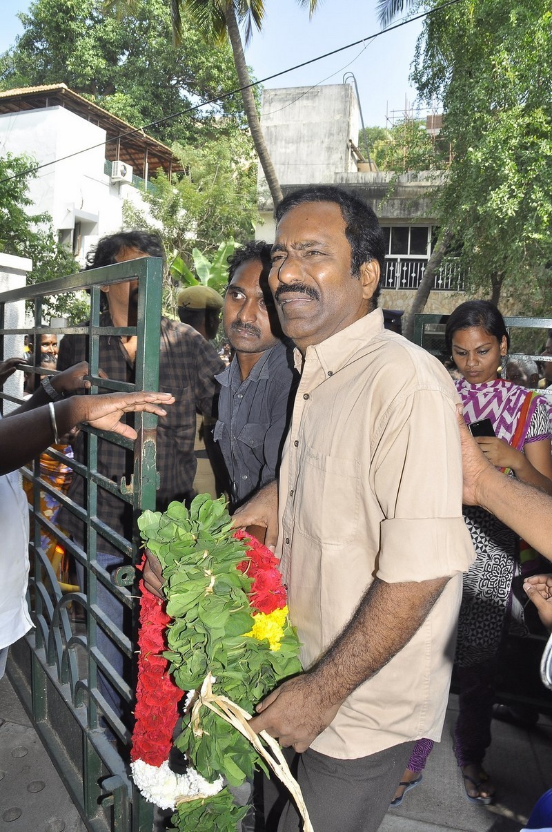 Director K Balachander Condolences Photos - 219 / 255 photos
