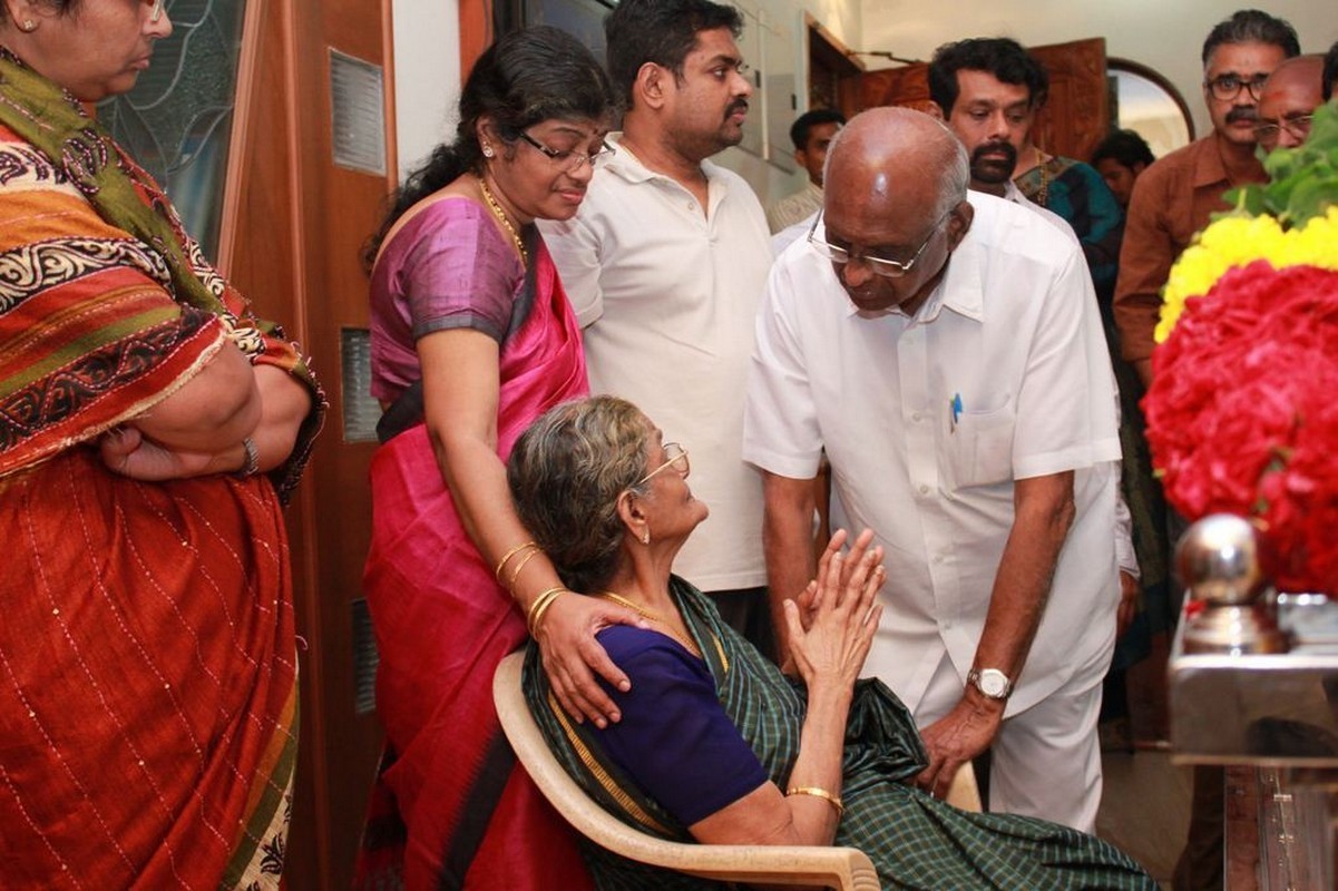 Director K Balachander Condolences Photos - 220 / 255 photos