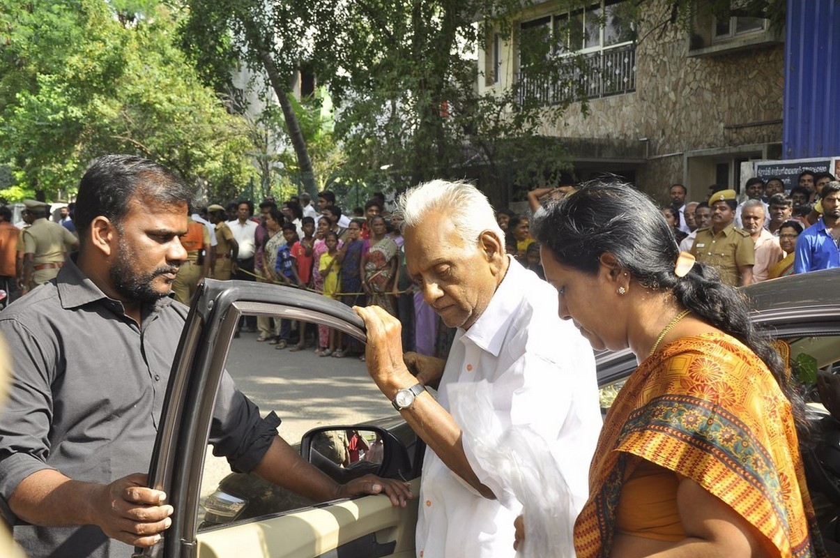 Director K Balachander Condolences Photos - 234 / 255 photos