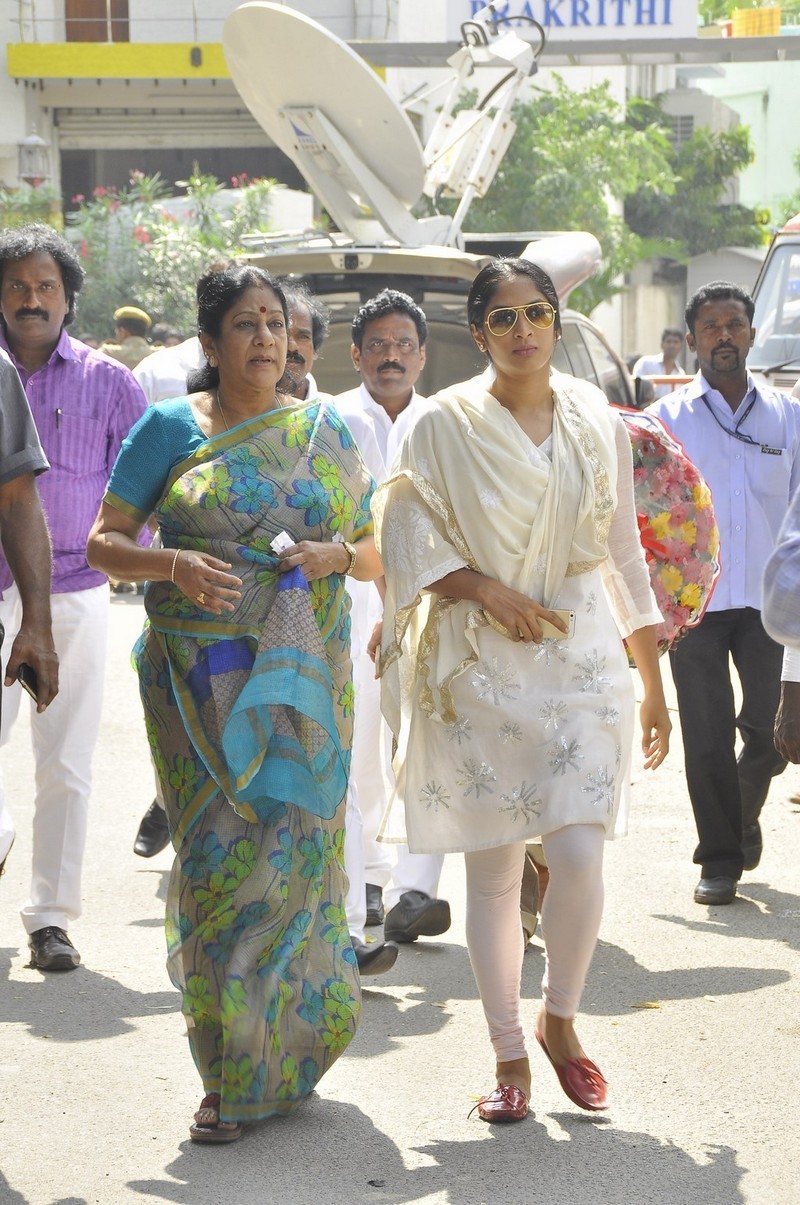 Director K Balachander Condolences Photos - 243 / 255 photos