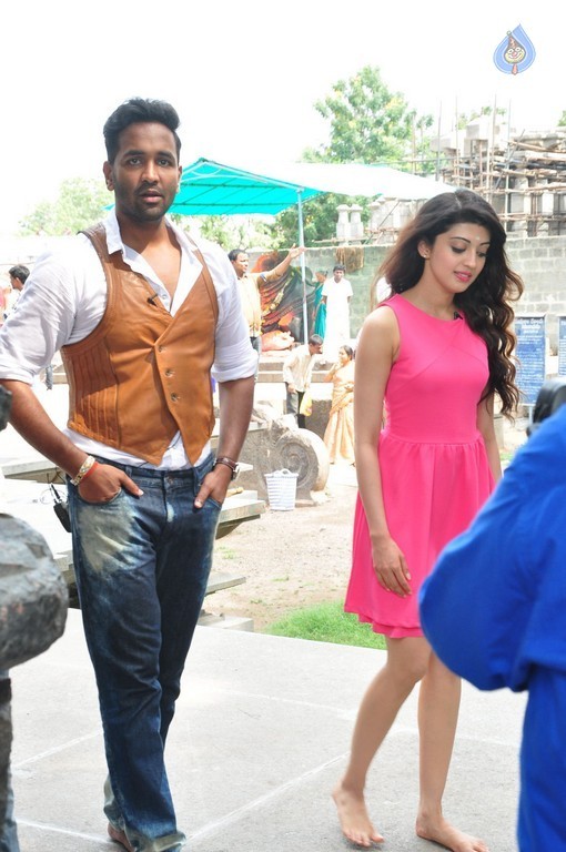 Dynamite Team at Warangal Thousand Pillar Temple - 5 / 36 photos