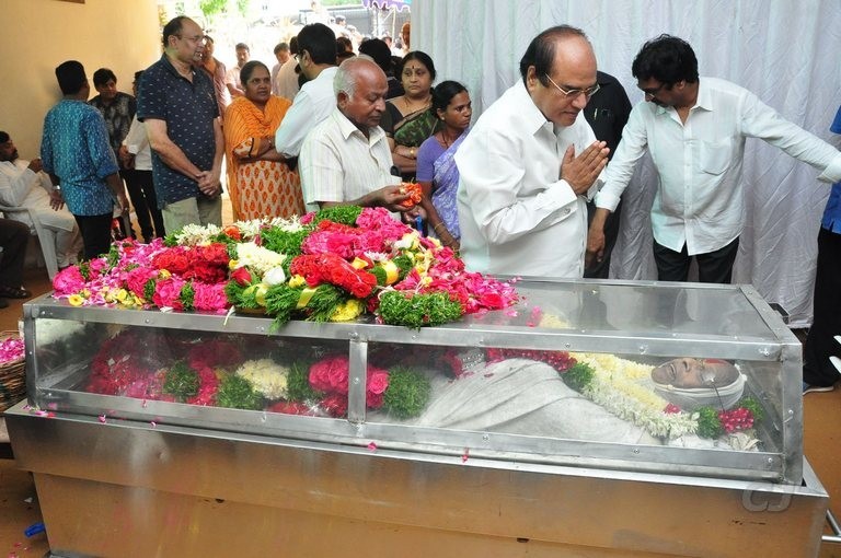 Edida Nageswara Rao Condolences Photos 1 - 46 / 126 photos