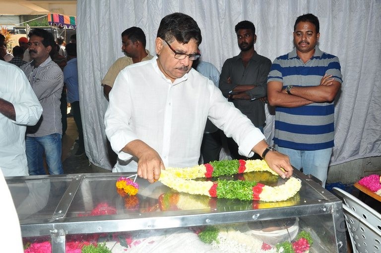 Edida Nageswara Rao Condolences Photos 1 - 98 / 126 photos