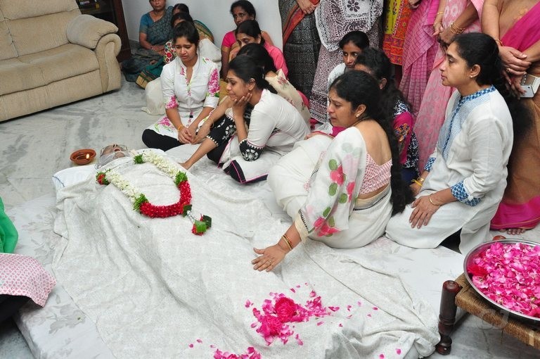 Edida Nageswara Rao Condolences Photos 1 - 114 / 126 photos