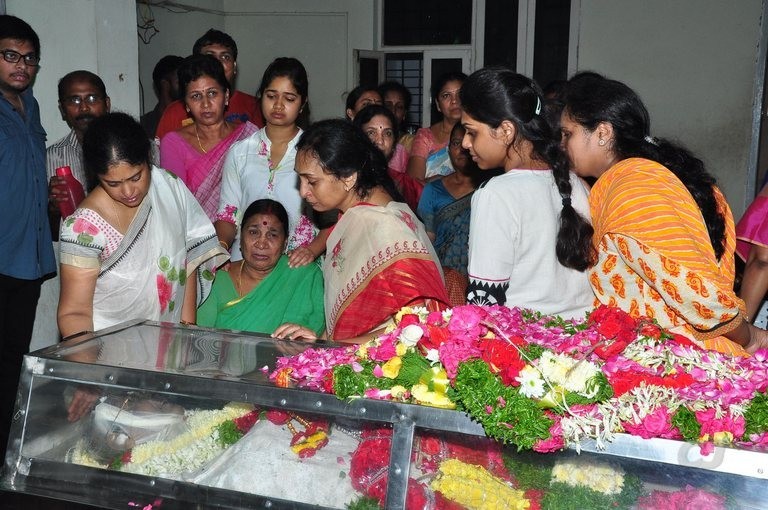 Edida Nageswara Rao Condolences Photos 2 - 28 / 138 photos