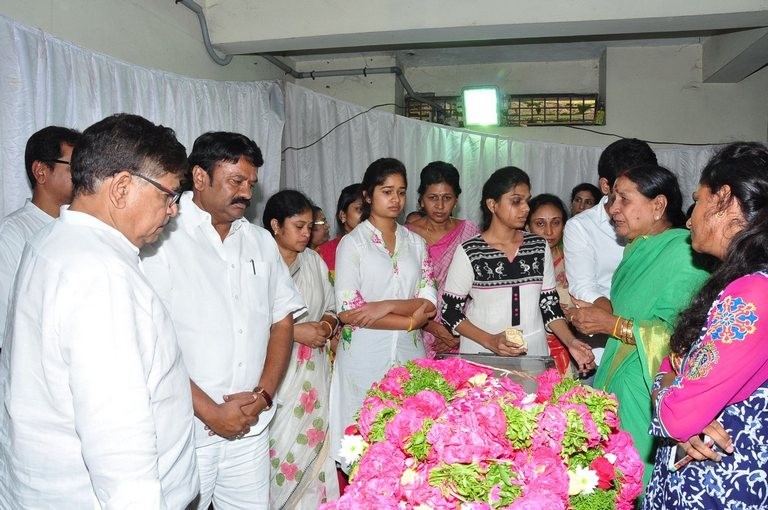 Edida Nageswara Rao Condolences Photos 2 - 31 / 138 photos