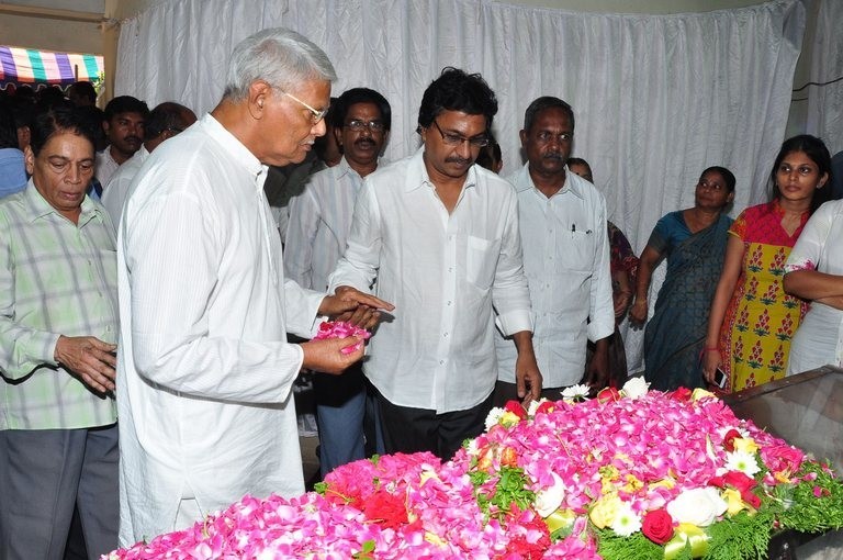 Edida Nageswara Rao Condolences Photos 2 - 83 / 138 photos