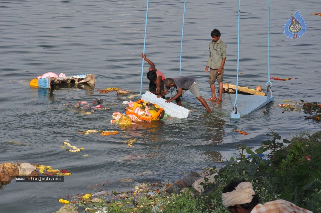 Ganesh Visarjan Photos at Hyd - 01 - 43 / 255 photos