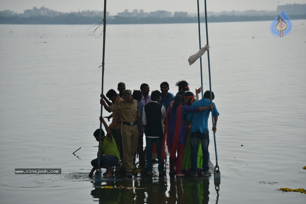 Ganesh Visarjan Photos at Hyd - 01 - 70 / 255 photos