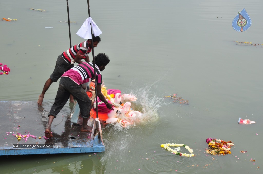 Ganesh Visarjan Photos at Hyd - 01 - 135 / 255 photos