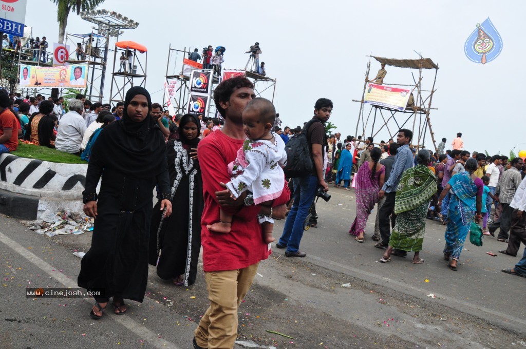 Ganesh Visarjan Photos at Hyd - 01 - 173 / 255 photos