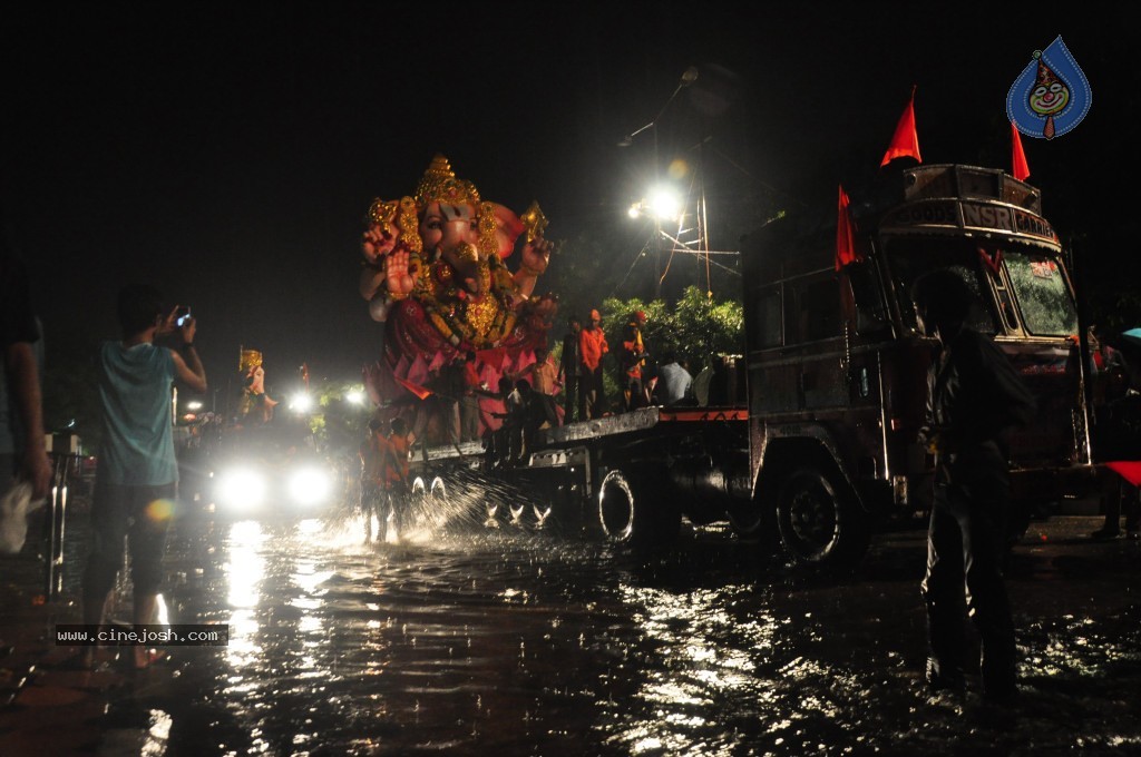 Ganesh Visarjan Photos at Hyd - 01 - 185 / 255 photos