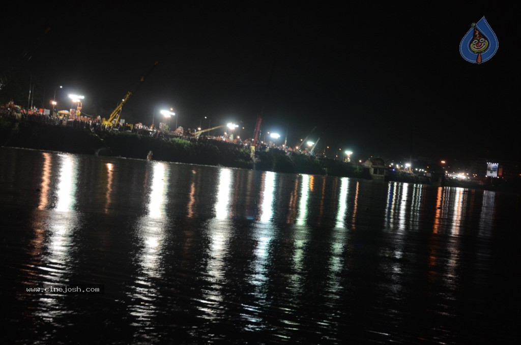 Ganesh Visarjan Photos at Hyd - 02 - 32 / 167 photos