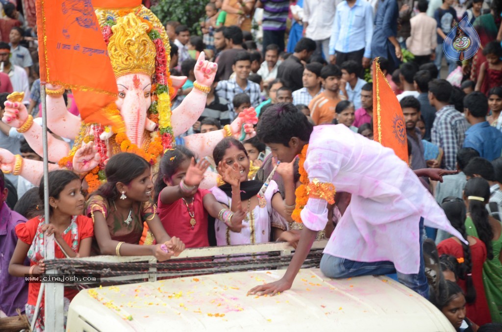 Ganesh Visarjan Photos at Hyd - 02 - 33 / 167 photos