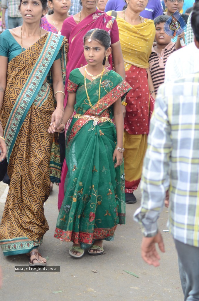 Ganesh Visarjan Photos at Hyd - 02 - 34 / 167 photos