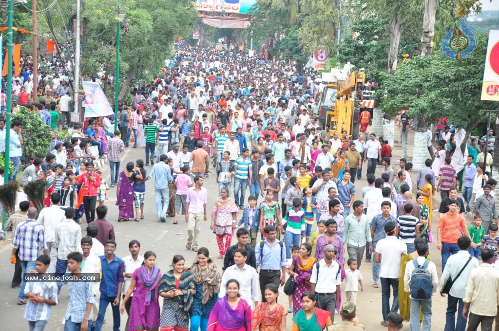 Ganesh Visarjan Photos at Hyd - 02 - 35 / 167 photos