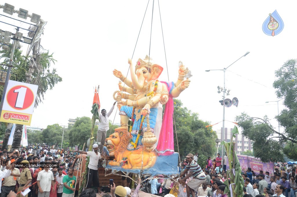Ganesh Visarjan Photos at Hyd - 02 - 36 / 167 photos