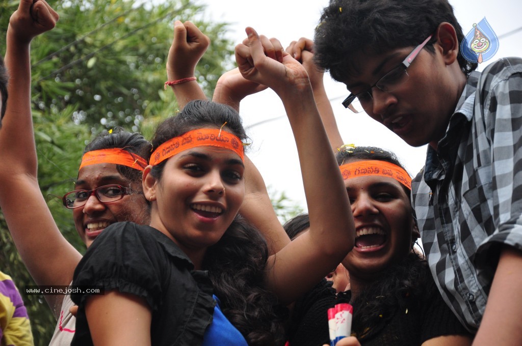 Ganesh Visarjan Photos at Hyd - 02 - 39 / 167 photos