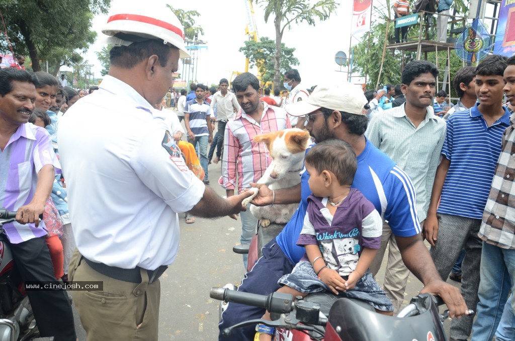 Ganesh Visarjan Photos at Hyd - 02 - 86 / 167 photos