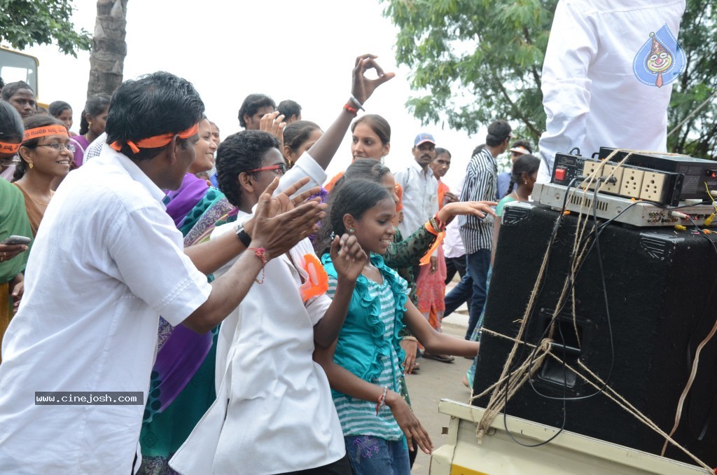 Ganesh Visarjan Photos at Hyd - 02 - 87 / 167 photos
