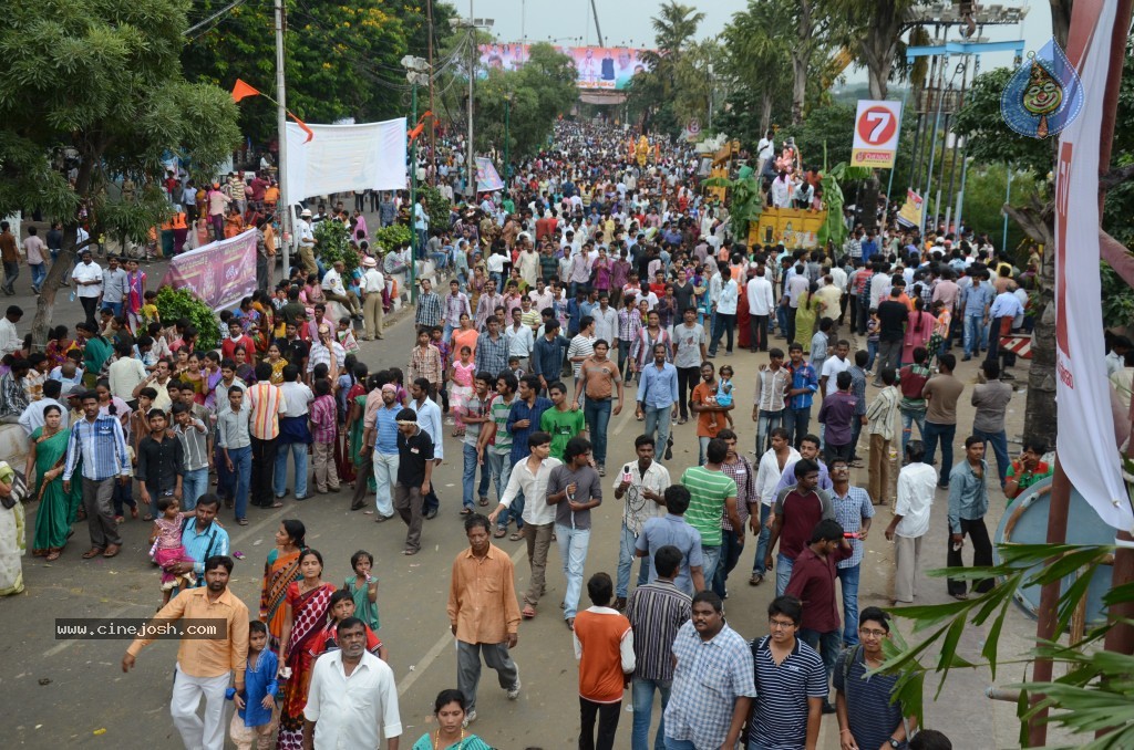 Ganesh Visarjan Photos at Hyd - 02 - 88 / 167 photos
