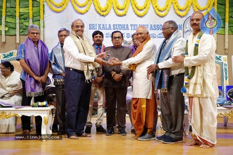GuruSri Award Event 2018 Photos - 34 / 77 photos