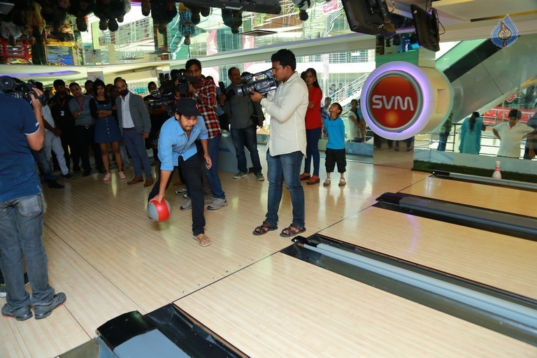 Hebah Patel and Team at S.V.M Mall - 10 / 17 photos