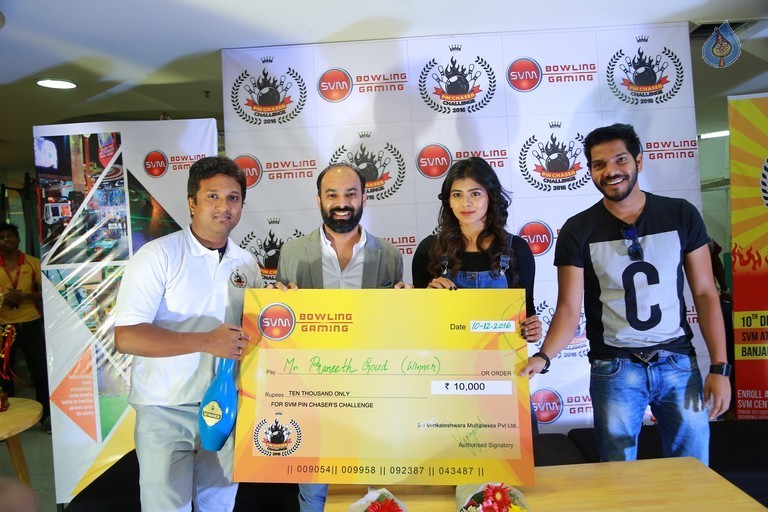 Hebah Patel and Team at S.V.M Mall - 11 / 17 photos