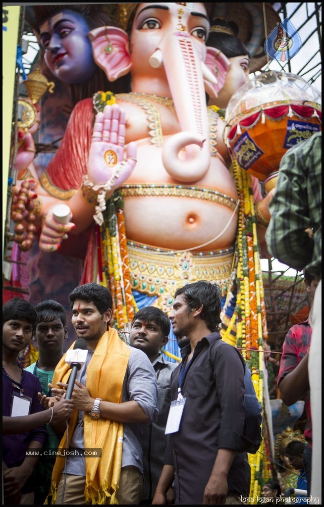 Hero Sudhakar at Khairatabad Ganesh - 8 / 15 photos